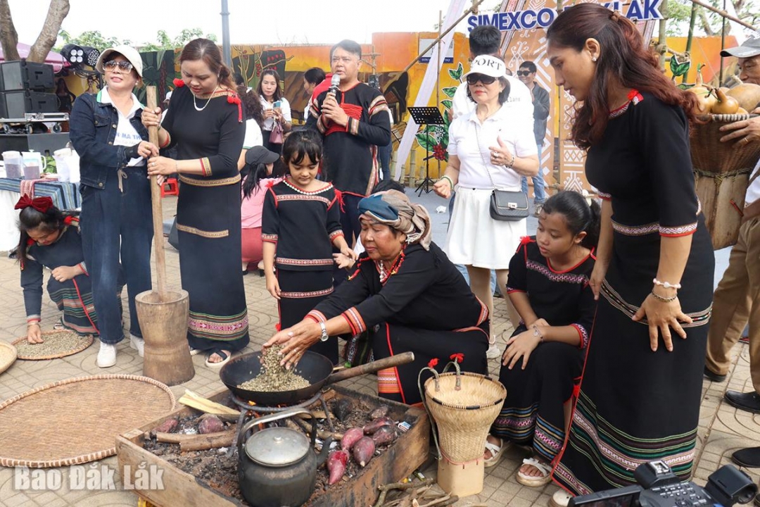 Thú vị trải nghiệm rang cà phê mộc
